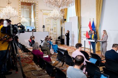 Am 25. August 2025 gab Bundesministerin Claudia Plakolm (3.v.r.) gemeinsam mit der Leiterin der Direktion Bev&ouml;lkerung der Statistik Austria, Regina Fuchs (2.v.r.) eine Pressekonferenz zum Thema Elementarp&auml;dagogik.