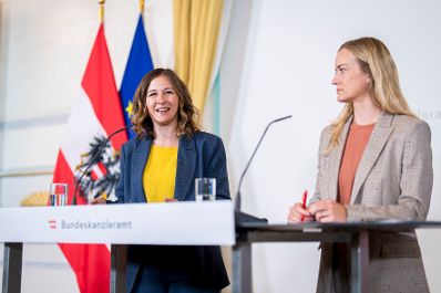 Am 25. August 2025 gab Bundesministerin Claudia Plakolm (l.) gemeinsam mit der Leiterin der Direktion Bev&ouml;lkerung der Statistik Austria, Regina Fuchs (r.) eine Pressekonferenz zum Thema Elementarp&auml;dagogik.