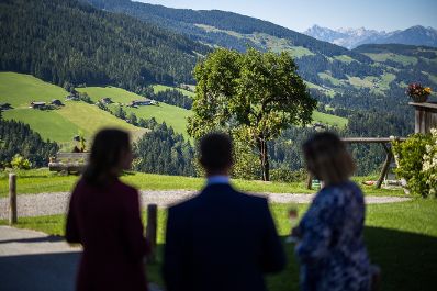 Am 26. August 2025 nahm Bundesministerin Claudia Plakolm (l.) am mehrt&auml;gigem Forum Alpbach teil. Im Bild mit der slowenischen Staatssekret&auml;rin Neva Grasić (r.) und dem Minister f&uuml;r Angelegenheiten der Europ&auml;ischen Union Ungarns J&aacute;nos B&oacute;ka (m.).