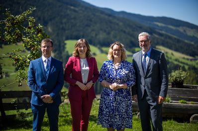 Am 26. August 2025 nahm Bundesministerin Claudia Plakolm (m.l.) am mehrt&auml;gigem Forum Alpbach teil. Im Bild mit der slowenischen Staatssekret&auml;rin Neva Grasić (m.r.), Generaldirektor der European Space Agency Josef Aschbacher (r.) und mit dem Minister f&uuml;r Angelegenheiten der Europ&auml;ischen Union Ungarns J&aacute;nos B&oacute;ka (l.).