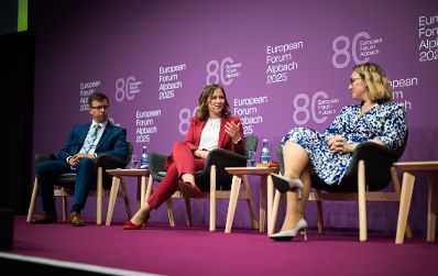 Am 26. August 2025 nahm Bundesministerin Claudia Plakolm (m.) am mehrt&auml;gigem Forum Alpbach teil. Im Bild mit der slowenischen Staatssekret&auml;rin Neva Grasić (r.) und dem Minister f&uuml;r Angelegenheiten der Europ&auml;ischen Union Ungarns J&aacute;nos B&oacute;ka (l.).