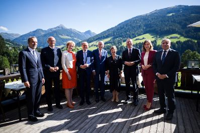 Am 26. August 2025 nahm Bundesministerin Claudia Plakolm (2.v.r.) am mehrt&auml;gigem Forum Alpbach teil. Im Bild mit Bundespr&auml;sident Alexander Van der Bellen (m.), Mitglied und Vorsitzender des Ausschusses f&uuml;r ausw&auml;rtige Angelegenheiten beim indischen Parlament Shashi Tharoor (r.), Pr&auml;sident von Lettland Edgars Rinkevics (4.v.l.). und Bundeskanzler a.D. Christian Kern (l.).