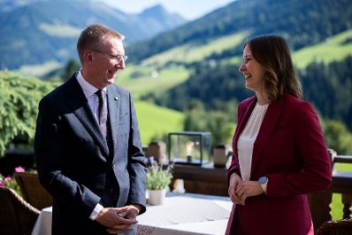 Am 26. August 2025 nahm Bundesministerin Claudia Plakolm (r.) am mehrt&auml;gigem Forum Alpbach teil. Im Bild mit dem Pr&auml;sidenten von Lettland Edgars Rinkevics (l.).