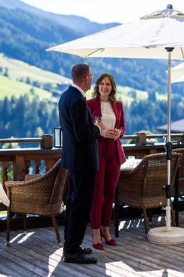 Am 26. August 2025 nahm Bundesministerin Claudia Plakolm (r.) am mehrt&auml;gigem Forum Alpbach teil. Im Bild mit dem Pr&auml;sidenten von Lettland Edgars Rinkevics (l.).