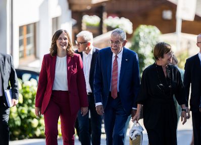 Am 26. August 2025 nahm Bundesministerin Claudia Plakolm (m.l.) am mehrt&auml;gigem Forum Alpbach teil. Im Bild mit Bundespr&auml;sident Alexander Van der Bellen (m.r.).