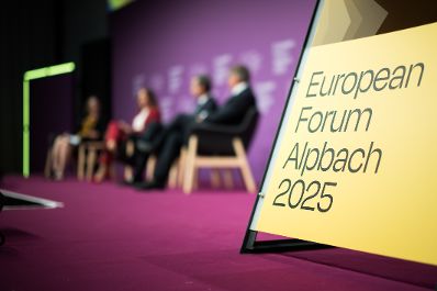 Am 26. August 2025 nahm Bundesministerin Claudia Plakolm am mehrt&auml;gigem Forum Alpbach teil.