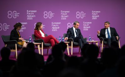 Am 26. August 2025 nahm Bundesministerin Claudia Plakolm (m.l.) am mehrt&auml;gigem Forum Alpbach teil. Im Bild mit Bundeskanzler a.D. Christian Kern (m.r.), Autorin Sarah Wheaton (l.) und dem Pr&auml;sidenten von Lettland Edgars Rinkevics (r.).
