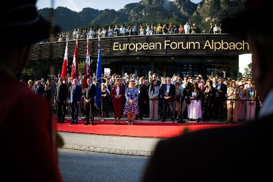 Am 26. August 2025 nahm Bundesministerin Claudia Plakolm am mehrt&auml;gigem Forum Alpbach teil.