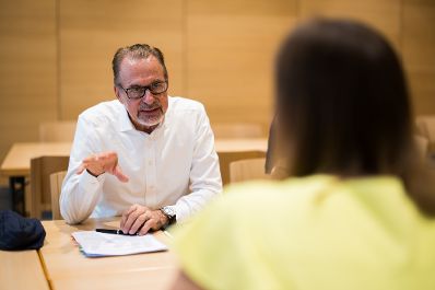 Am 27. August 2025 nahm Bundesministerin Claudia Plakolm (r.) am mehrt&auml;gigem Forum Alpbach teil. Im Bild beim Arbeitsgespr&auml;ch mit dem Generaldirektor der Europ&auml;ischen Weltraumorganisation, Josef Aschbacher (l.).