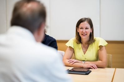 Am 27. August 2025 nahm Bundesministerin Claudia Plakolm (r.) am mehrt&auml;gigem Forum Alpbach teil. Im Bild beim Arbeitsgespr&auml;ch mit dem Generaldirektor der Europ&auml;ischen Weltraumorganisation, Josef Aschbacher (l.).