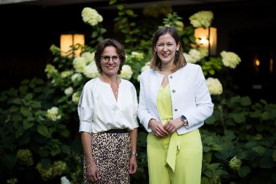 Am 27. August 2025 nahm Bundesministerin Claudia Plakolm (r.) am mehrt&auml;gigem Forum Alpbach teil. Im Bild mit der EU-Kommissarin f&uuml;r Umwelt, Wasserresilienz und eine wettbewerbsf&auml;hige Kreislaufwirtschaft, Jessika Roswall (l.).