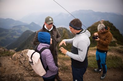 Am 27. August 2025 nahm Bundesministerin Claudia Plakolm gemeinsam mit Staatssekret&auml;r Alexander Pr&ouml;ll (m.r.) an der Gratlspitzwanderung teil.