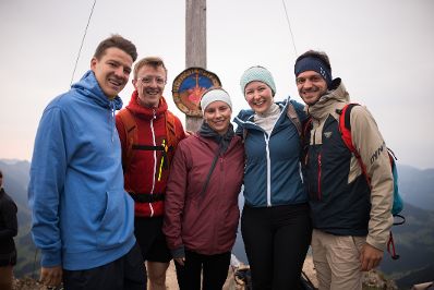 Am 27. August 2025 nahm Bundesministerin Claudia Plakolm (2.v.r.) gemeinsam mit Staatssekret&auml;r Alexander Pr&ouml;ll an der Gratlspitzwanderung teil.