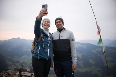 Am 27. August 2025 nahm Bundesministerin Claudia Plakolm (l.) gemeinsam mit Staatssekret&auml;r Alexander Pr&ouml;ll (r.) an der Gratlspitzwanderung teil.