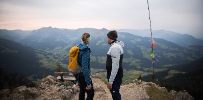 Am 27. August 2025 nahm Bundesministerin Claudia Plakolm (l.) gemeinsam mit Staatssekret&auml;r Alexander Pr&ouml;ll (r.) an der Gratlspitzwanderung teil.