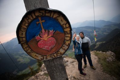 Am 27. August 2025 nahm Bundesministerin Claudia Plakolm (l.) gemeinsam mit Staatssekret&auml;r Alexander Pr&ouml;ll (r.) an der Gratlspitzwanderung teil.