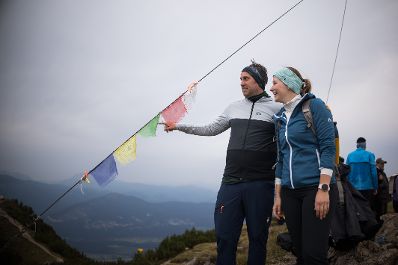 Am 27. August 2025 nahm Bundesministerin Claudia Plakolm (2.v.l.) gemeinsam mit Staatssekret&auml;r Alexander Pr&ouml;ll (l.) an der Gratlspitzwanderung teil.