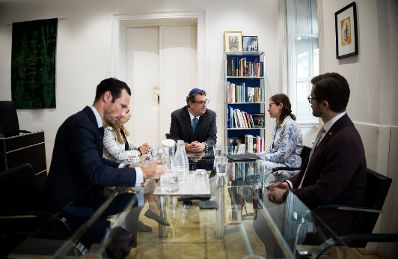 Am 1. September 2025 besuchte Bundesministerin Claudia Plakolm (m.r.) den Wiener Stadttempel. Im Bild mit dem Pr&auml;sidenten der israelitischen Kultusgemeinde Oskar Deutsch (m.).