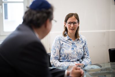 Am 1. September 2025 besuchte Bundesministerin Claudia Plakolm (r.) den Wiener Stadttempel. Im Bild mit dem Pr&auml;sidenten der israelitischen Kultusgemeinde Oskar Deutsch (l.).