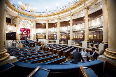 Am 1. September 2025 besuchte Bundesministerin Claudia Plakolm (2.v.l.) den Wiener Stadttempel. Im Bild mit dem Pr&auml;sidenten der israelitischen Kultusgemeinde Oskar Deutsch (l.).