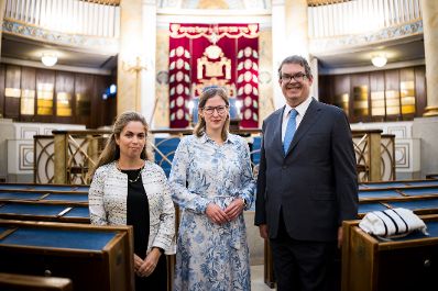 Am 1. September 2025 besuchte Bundesministerin Claudia Plakolm (m.) den Wiener Stadttempel. Im Bild mit dem Pr&auml;sidenten der israelitischen Kultusgemeinde Oskar Deutsch (r.).