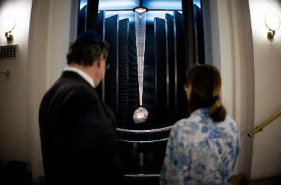 Am 1. September 2025 besuchte Bundesministerin Claudia Plakolm (r.) den Wiener Stadttempel. Im Bild mit dem Pr&auml;sidenten der israelitischen Kultusgemeinde Oskar Deutsch (l.).