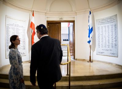 Am 1. September 2025 besuchte Bundesministerin Claudia Plakolm (l.) den Wiener Stadttempel. Im Bild mit dem Pr&auml;sidenten der israelitischen Kultusgemeinde Oskar Deutsch (r.).