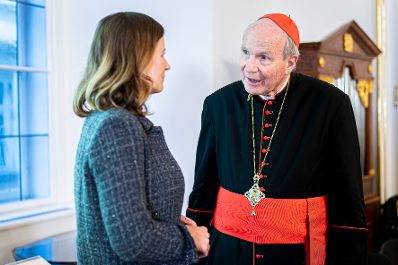Am 10. September 2025 nahm Bundesministerin Claudia Plakolm (l.) an der Vollversammlung der Bisch&ouml;fe teil. Im Bild mit Kardinal Christoph Sch&ouml;nborn (r.).