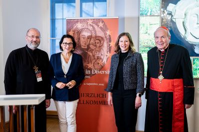 Am 10. September 2025 nahm Bundesministerin Claudia Plakolm (m.r.) an der Vollversammlung der Bisch&ouml;fe teil. Im Bild mit Kardinal Christoph Sch&ouml;nborn (r.) und Generalvikar Yuriy Kolasa (l.).