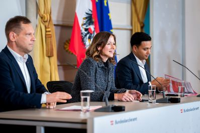 Am 10. September 2025 nahmen Bundesministerin Claudia Plakolm (m.), Klubobmann Philip Kucher (l.) und Klubobmann Yannick Shetty (r.) am Pressefoyer nach dem Ministerrat teil.