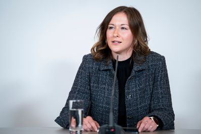 Am 10. September 2025 nahmen Bundesministerin Claudia Plakolm (im Bild), Klubobmann Philip Kucher und Klubobmann Yannick Shetty am Pressefoyer nach dem Ministerrat teil.