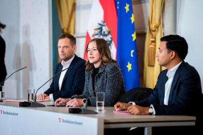 Am 10. September 2025 nahmen Bundesministerin Claudia Plakolm (m.), Klubobmann Philip Kucher (l.) und Klubobmann Yannick Shetty (r.) am Pressefoyer nach dem Ministerrat teil.