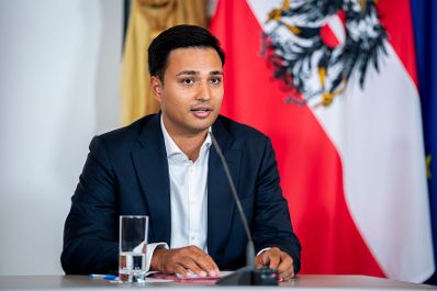 Am 10. September 2025 nahmen Bundesministerin Claudia Plakolm, Klubobmann Philip Kucher und Klubobmann Yannick Shetty (im Bild) am Pressefoyer nach dem Ministerrat teil.