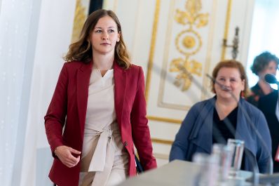 Am 15. September 2025 gab Bundesministerin Claudia Plakolm (l.) gemeinsam mit Bundesministerin Korinna Schumann (m.) und Klubobmann Yannik Shetty eine Pressekonferenz zum Thema Sozialhilfe NEU.