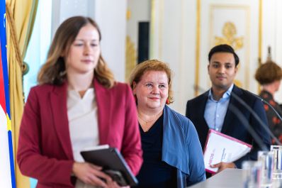 Am 15. September 2025 gab Bundesministerin Claudia Plakolm (l.) gemeinsam mit Bundesministerin Korinna Schumann (m.l.) und Klubobmann Yannik Shetty (m.r.) eine Pressekonferenz zum Thema Sozialhilfe NEU.