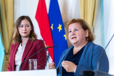 Am 15. September 2025 gab Bundesministerin Claudia Plakolm (l.) gemeinsam mit Bundesministerin Korinna Schumann (r.) und Klubobmann Yannik Shetty eine Pressekonferenz zum Thema Sozialhilfe NEU.