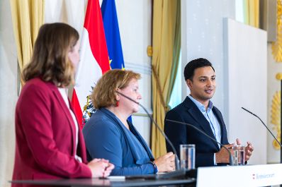 Am 15. September 2025 gab Bundesministerin Claudia Plakolm (l.) gemeinsam mit Bundesministerin Korinna Schumann (m.) und Klubobmann Yannik Shetty (r.) eine Pressekonferenz zum Thema Sozialhilfe NEU.