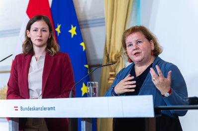 Am 15. September 2025 gab Bundesministerin Claudia Plakolm (l.) gemeinsam mit Bundesministerin Korinna Schumann (r.) und Klubobmann Yannik Shetty eine Pressekonferenz zum Thema Sozialhilfe NEU.