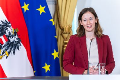 Am 15. September 2025 gab Bundesministerin Claudia Plakolm (im Bild) gemeinsam mit Bundesministerin Korinna Schumann und Klubobmann Yannik Shetty eine Pressekonferenz zum Thema Sozialhilfe NEU.
