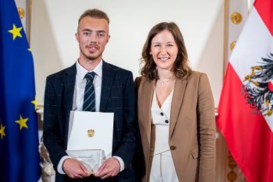 Am 23. September 2025 &uuml;berreichte Bundesministerin Claudia Plakolm (r.) die Auszeichnungen f&uuml;r den Zivildiener des Jahres 2025 im Rahmen einer Festveranstaltung im Bundeskanzleramt.