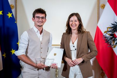 Am 23. September 2025 &uuml;berreichte Bundesministerin Claudia Plakolm (r.) die Auszeichnungen f&uuml;r den Zivildiener des Jahres 2025 im Rahmen einer Festveranstaltung im Bundeskanzleramt.