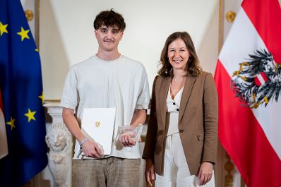 Am 23. September 2025 &uuml;berreichte Bundesministerin Claudia Plakolm (r.) die Auszeichnungen f&uuml;r den Zivildiener des Jahres 2025 im Rahmen einer Festveranstaltung im Bundeskanzleramt.