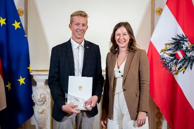 Am 23. September 2025 &uuml;berreichte Bundesministerin Claudia Plakolm (r.) die Auszeichnungen f&uuml;r den Zivildiener des Jahres 2025 im Rahmen einer Festveranstaltung im Bundeskanzleramt.