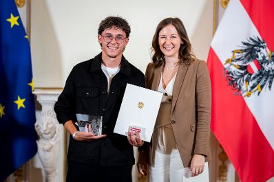 Am 23. September 2025 &uuml;berreichte Bundesministerin Claudia Plakolm (r.) die Auszeichnungen f&uuml;r den Zivildiener des Jahres 2025 im Rahmen einer Festveranstaltung im Bundeskanzleramt.