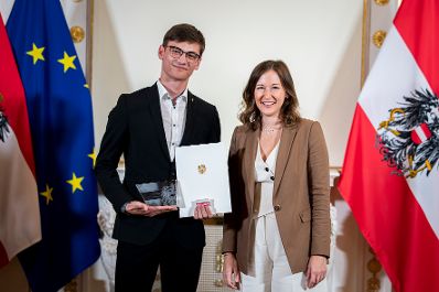 Am 23. September 2025 &uuml;berreichte Bundesministerin Claudia Plakolm (r.) die Auszeichnungen f&uuml;r den Zivildiener des Jahres 2025 im Rahmen einer Festveranstaltung im Bundeskanzleramt.