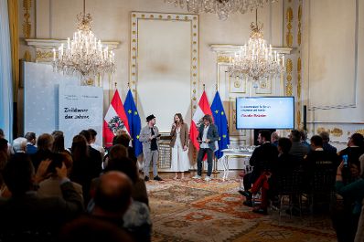 Am 23. September 2025 &uuml;berreichte Bundesministerin Claudia Plakolm (m.) die Auszeichnungen f&uuml;r den Zivildiener des Jahres 2025 im Rahmen einer Festveranstaltung im Bundeskanzleramt.