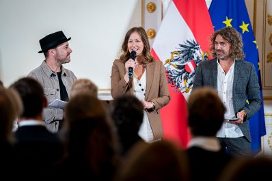 Am 23. September 2025 &uuml;berreichte Bundesministerin Claudia Plakolm (m.) die Auszeichnungen f&uuml;r den Zivildiener des Jahres 2025 im Rahmen einer Festveranstaltung im Bundeskanzleramt.