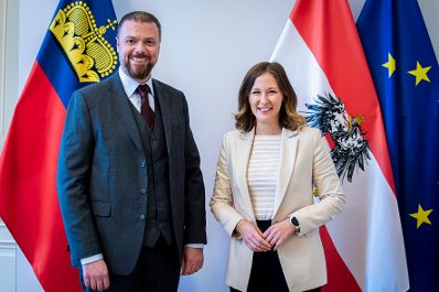 Am 25. September 2025 empfing Bundesministerin Claudia Plakolm (r.) Regierungsrat Emanuel Sch&auml;dler (l.) der Regierung des F&uuml;rstentums Liechtenstein, zu einem Arbeitsbesuch im Bundeskanzleramt.