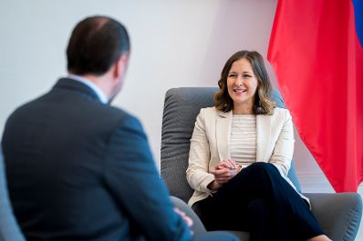 Am 25. September 2025 empfing Bundesministerin Claudia Plakolm (r.) Regierungsrat Emanuel Sch&auml;dler (l.) der Regierung des F&uuml;rstentums Liechtenstein, zu einem Arbeitsbesuch im Bundeskanzleramt.
