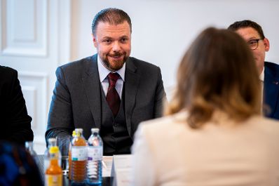 Am 25. September 2025 empfing Bundesministerin Claudia Plakolm (r.) Regierungsrat Emanuel Sch&auml;dler (l.) der Regierung des F&uuml;rstentums Liechtenstein, zu einem Arbeitsbesuch im Bundeskanzleramt.
